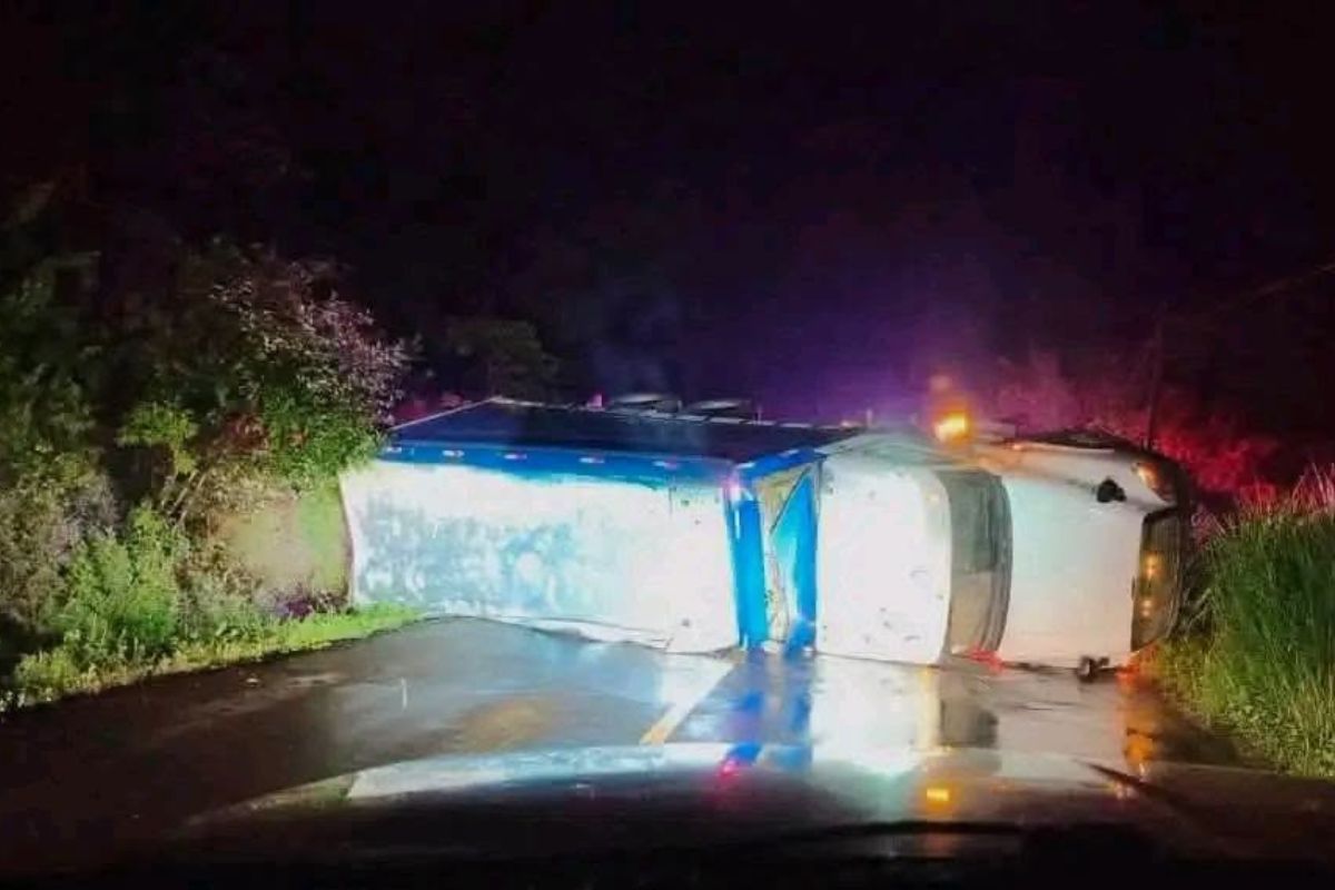 Vuelca tráiler cargado con cerveza y se desata la rapiña en Hidalgo