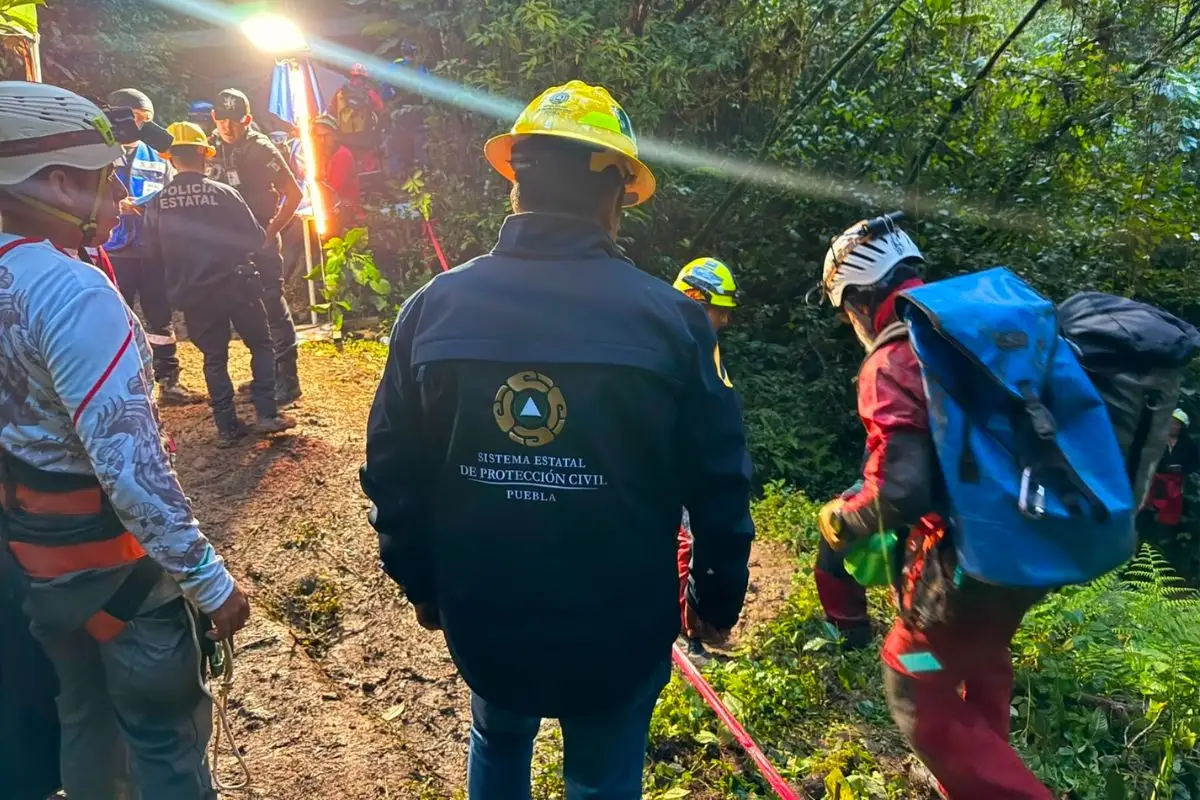 Localizan dos cuerpos en gruta de Cuetzalan; falta uno