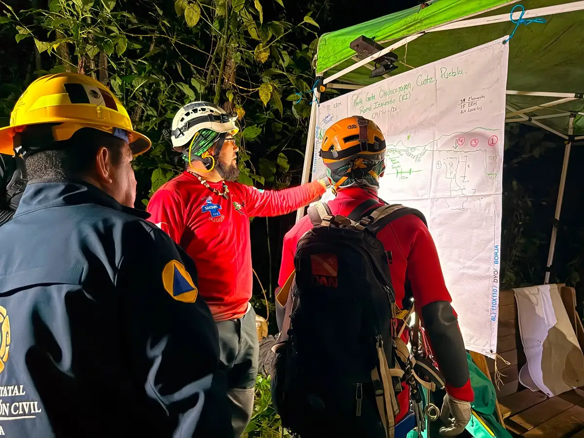 Localizan dos cuerpos en gruta de Cuetzalan; falta uno 2 Localizan dos cuerpos en gruta de Cuetzalan; falta uno