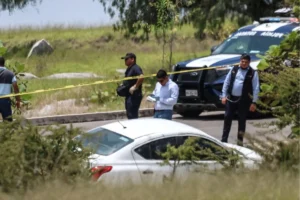 Hallan cadáver dentro de un coche en Cuautinchán