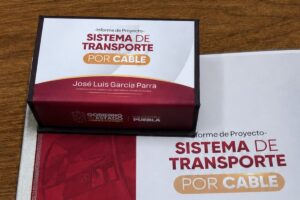 García Parra entrega informe del Sistema de Transporte por Cable al Congreso de Puebla 