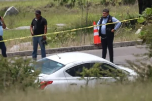 Hallan cuatro cuerpos dentro de un auto en Cuautinchán