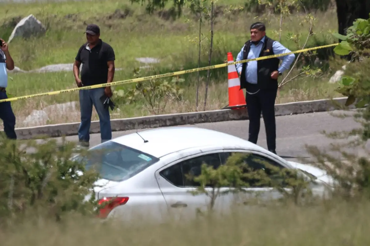 Hallan cuatro cuerpos dentro de un auto en Cuautinchán