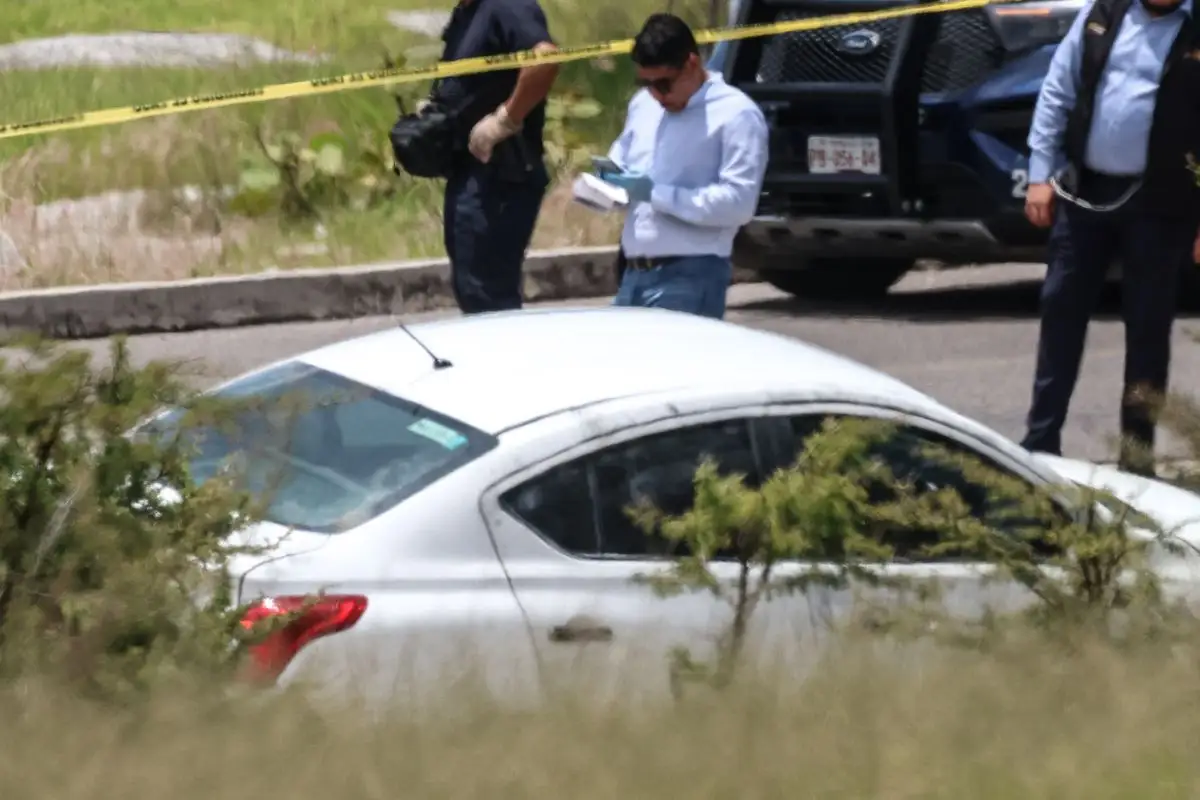 Hallan cuatro cuerpos dentro de un auto en Cuautinchán