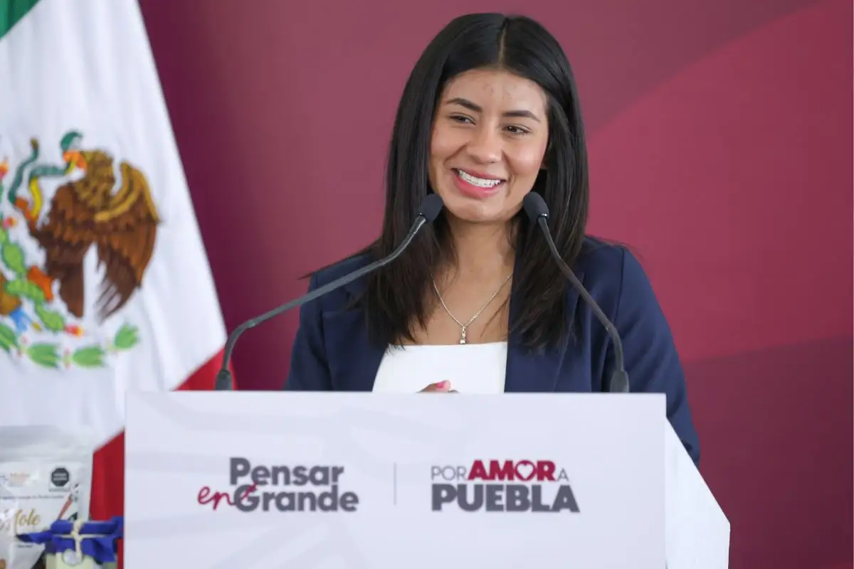 La Bonita Sánchez es militante de Morena; le dan credencial