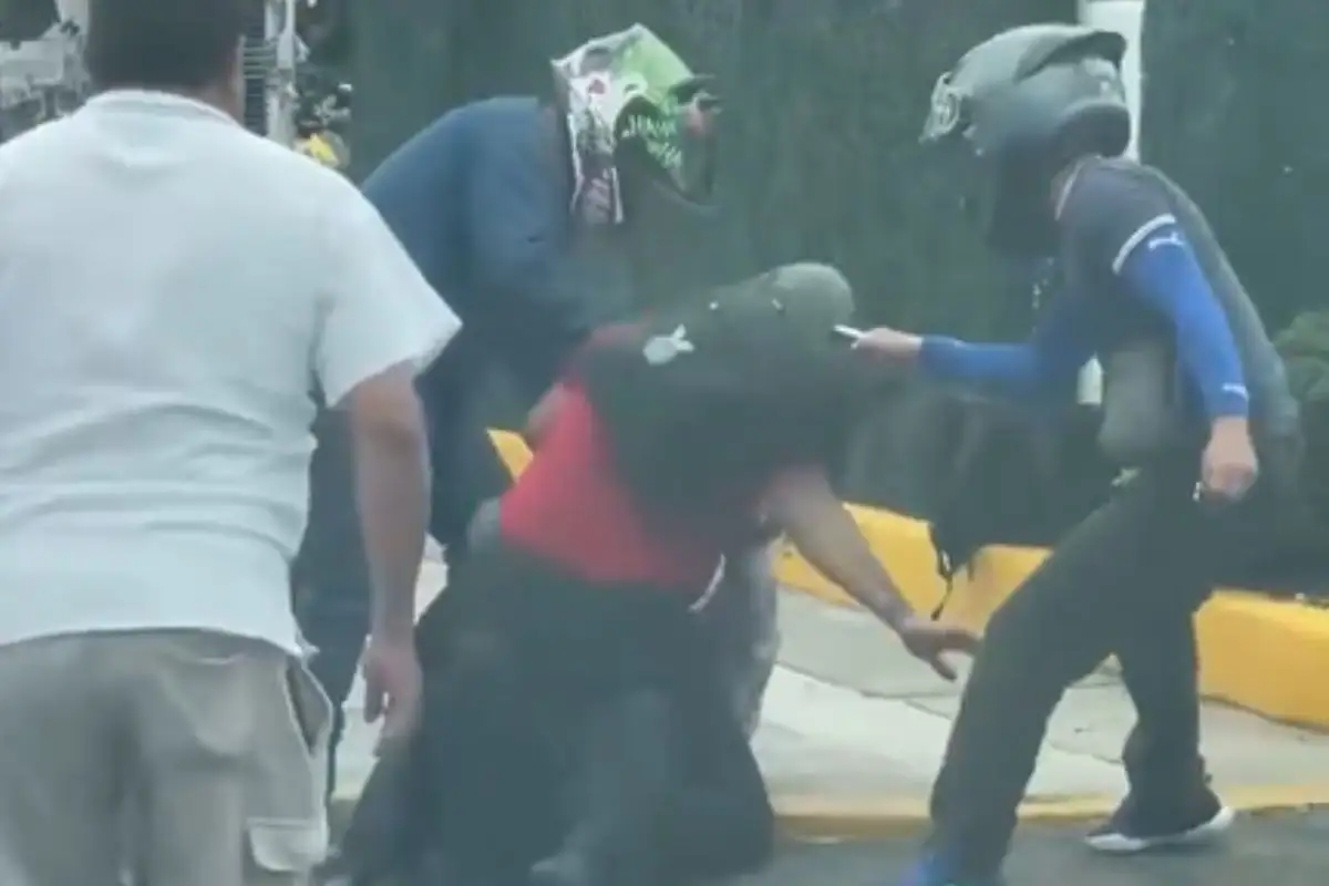 (VIDEO) Conflicto vial en Plaza Loreto termina a golpes entre motociclista y conductor 3 (VIDEO) Motociclista y conductor se pelearon en Plaza Loreto