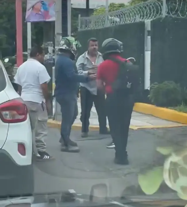 (VIDEO) Motociclista y conductor se pelearon en Plaza Loreto