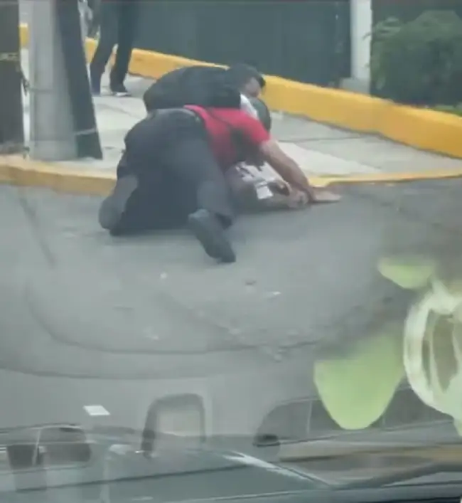 (VIDEO) Motociclista y conductor se pelearon en Plaza Loreto