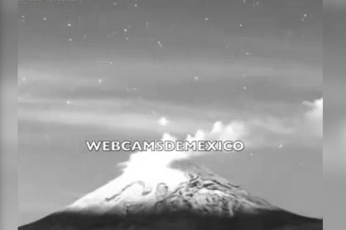 Fila de objetos captada sobre el Popocatépetl | Foto: Cortesía