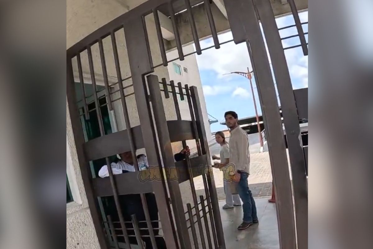 Entrega de pedido en la caseta de un fraccionamiento en Puebla | Foto: Cortesía