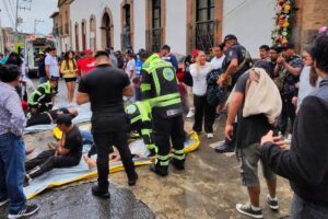 Caída de un rayo en fiesta religiosa en Santiago Tlacotepec deja 10 heridos