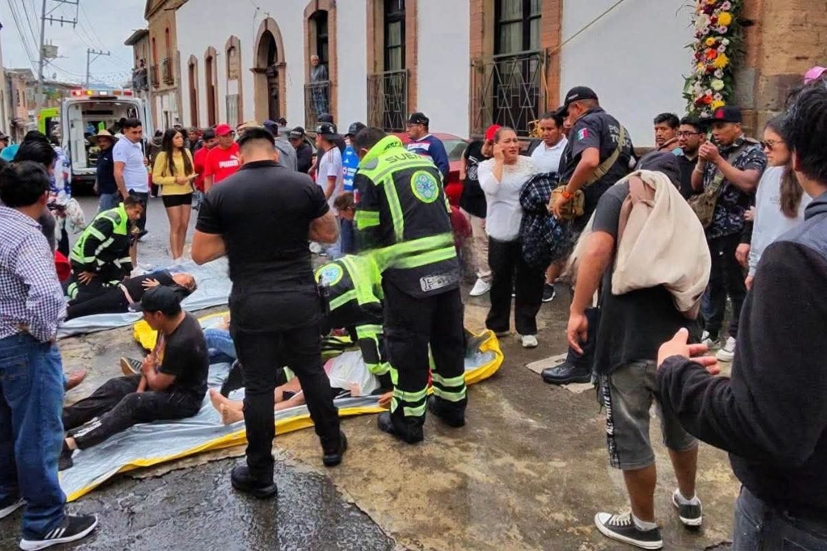 Caída de un rayo en fiesta religiosa en Santiago Tlacotepec deja 10 heridos