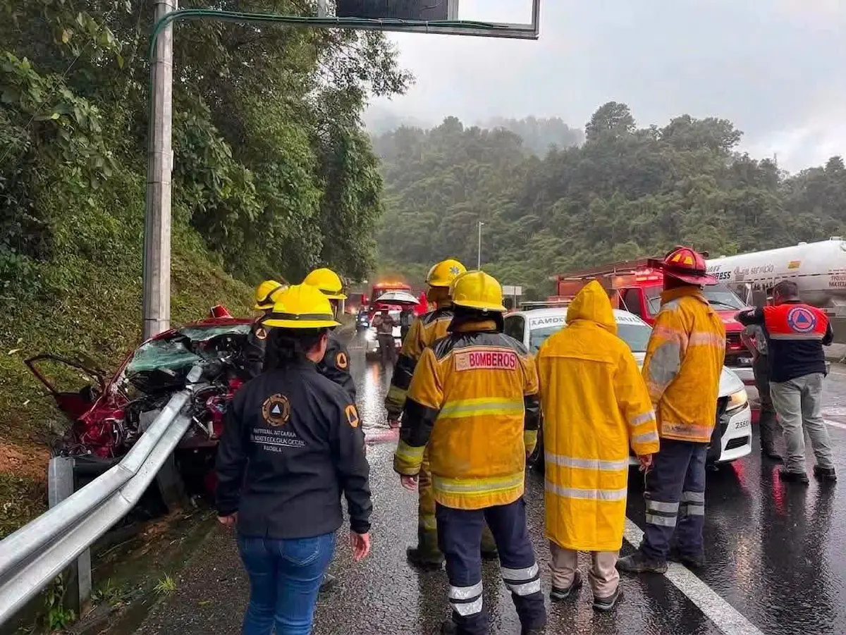 Auto se impacta en barra de contención en la México-Tuxpan
