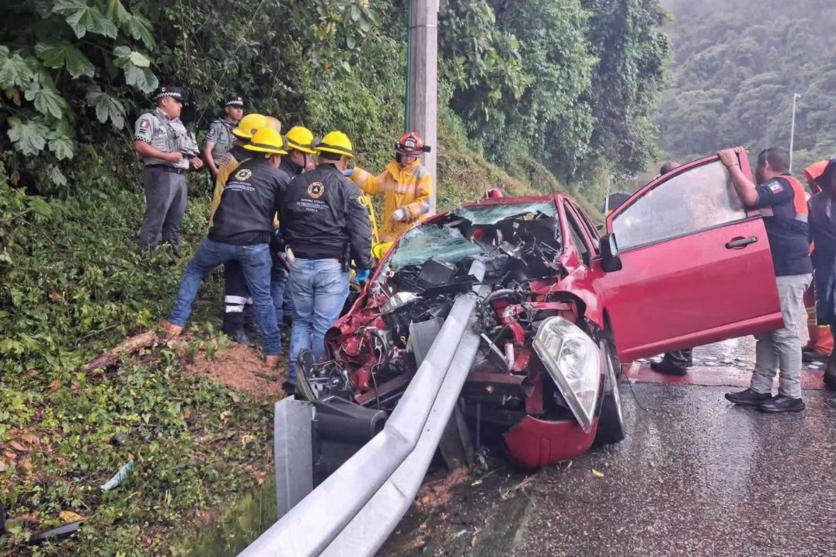 Auto se impacta en barra de contención en la México-Tuxpan