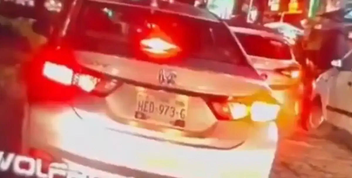 (VIDEO) Automovilista atropella a conductora de Uber tras chocarle en la Juárez 2 Atropelló a una conductora de Uber tras chocarle en la Juárez