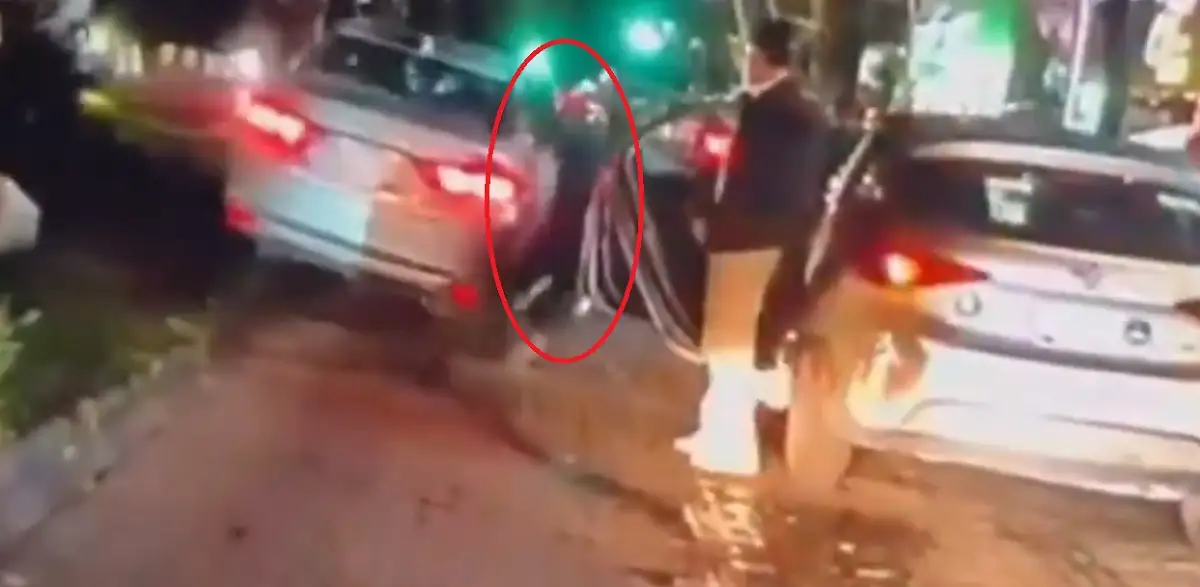 (VIDEO) Automovilista atropella a conductora de Uber tras chocarle en la Juárez 3 Atropelló a una conductora de Uber tras chocarle en la Juárez