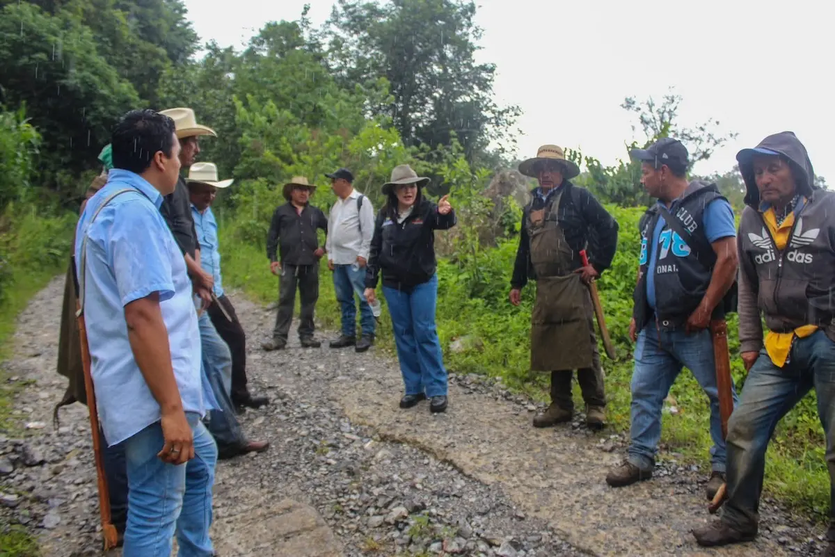 Bety Sánchez participa en faenas en Tepeixco y San Cristóbal Xochimilpa 