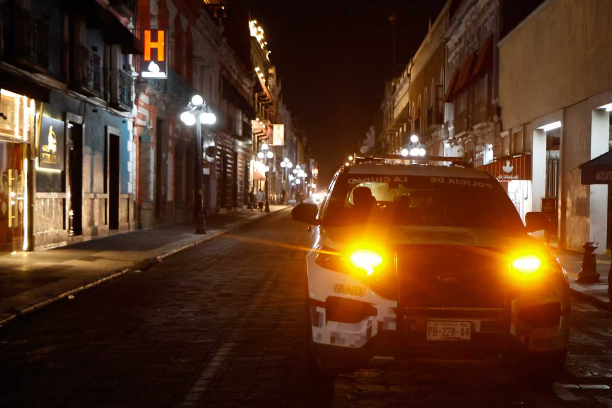Policías acordonan la zona tras la balacera en el Centro Histórico de Puebla | Foto: Agencia Enfoque