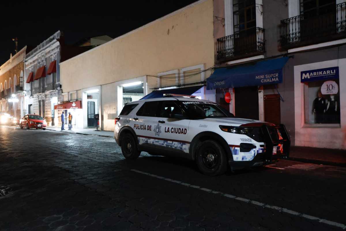 Autoridades resguardan la calle 5 Poniente tras el reporte de disparos en Puebla | Foto: Agencia Enfoque