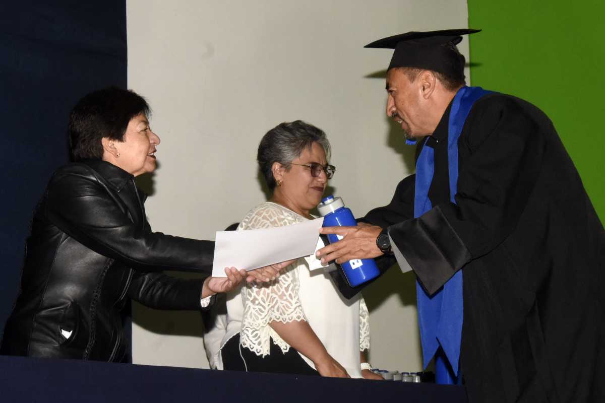 Egresados de la Universidad para Adultos son un referente para nuestra institución: Rectora Lilia Cedillo 2 Egresados de la Universidad para Adultos BUAP | Foto: Cortesía