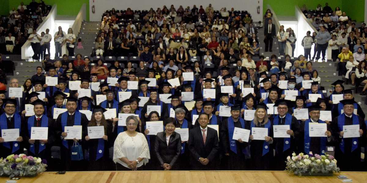 Egresados de la Universidad para Adultos BUAP | Foto: Cortesía