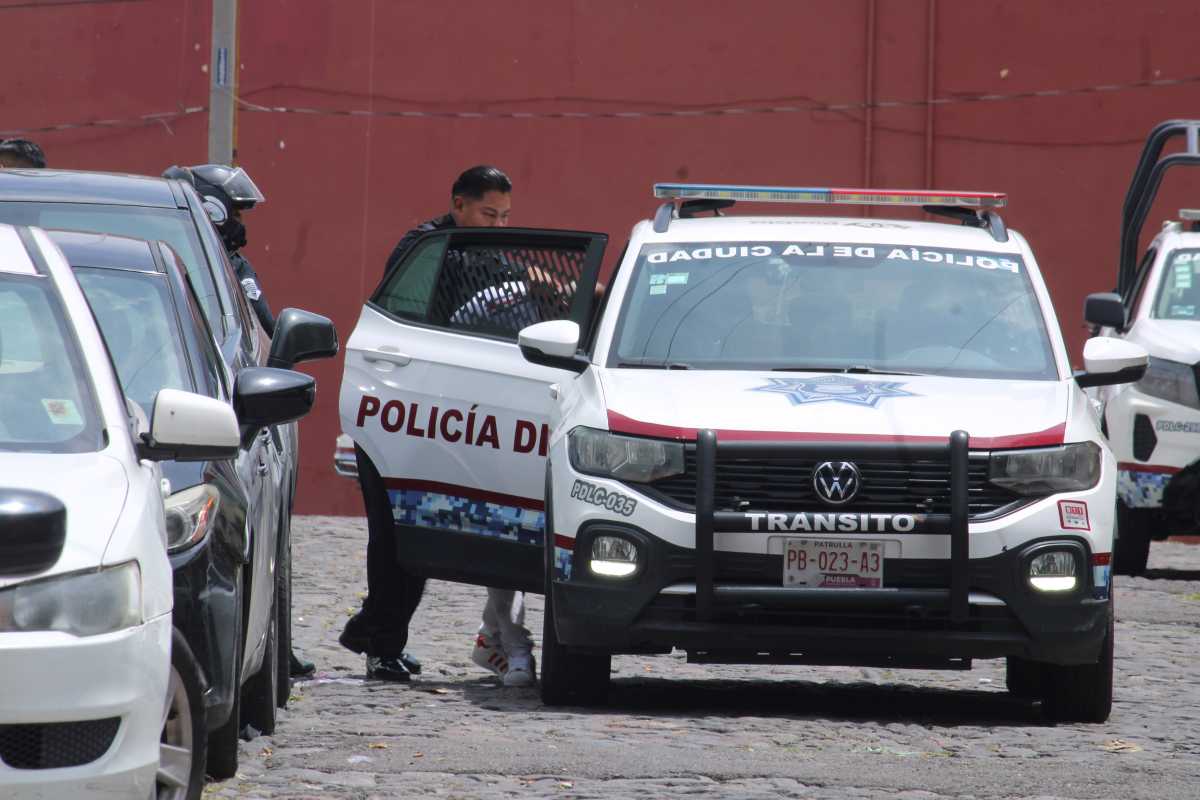 Mes de la policía municipal de Puebla | Foto: Agencia Enfoque