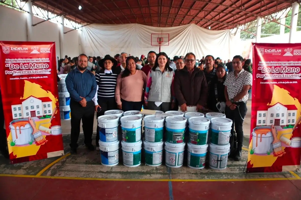 “De la mano por nuestras escuelas”: Bety Sánchez entrega pintura e impermeabilizante a instituciones educativas de Zacatlán
