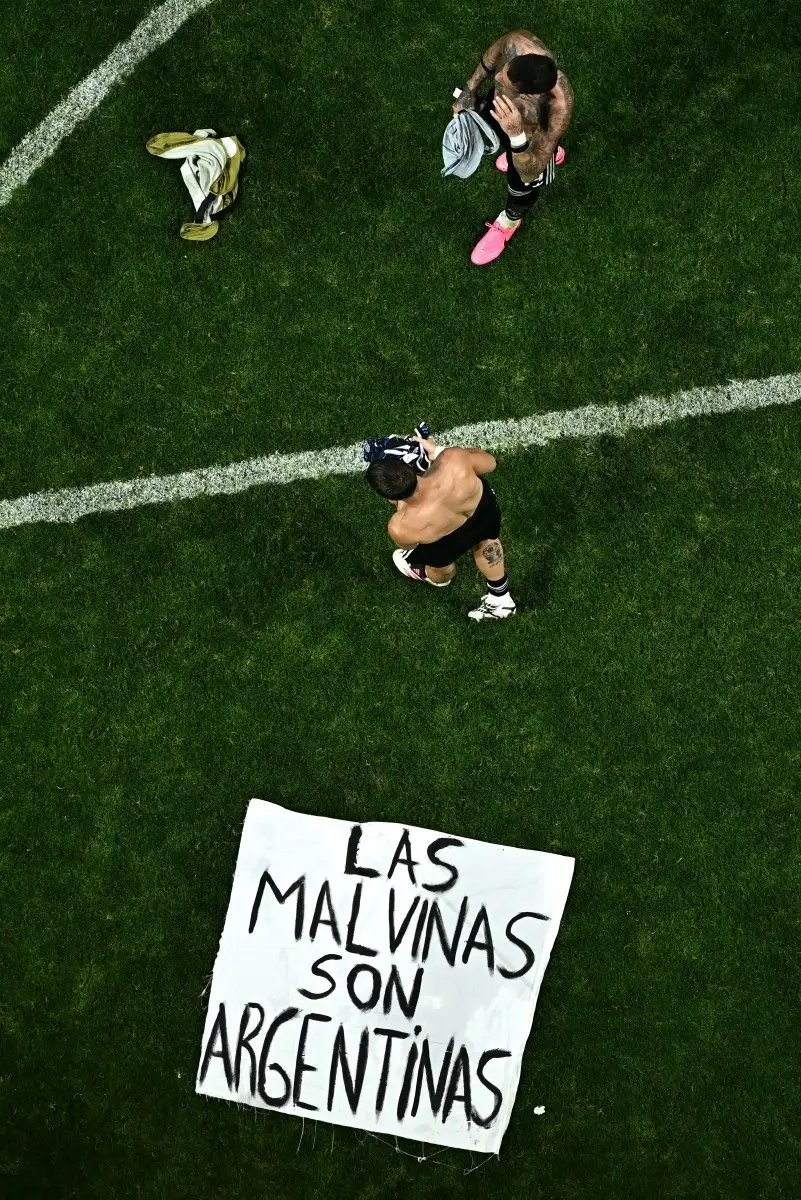 Argentina es investigada por la FIFA tras la manta sobre las Malvinas 2 FIFA investiga a Argentina por manta sobre las Malvinas