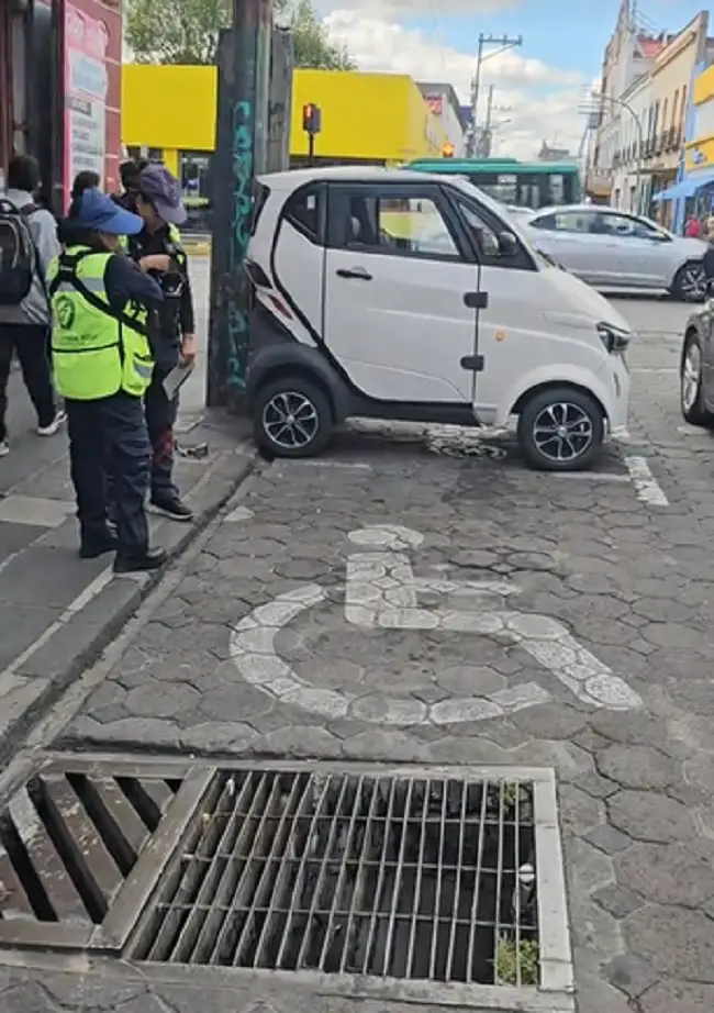Tiktoker poblano estacionó su auto en espacio para motos