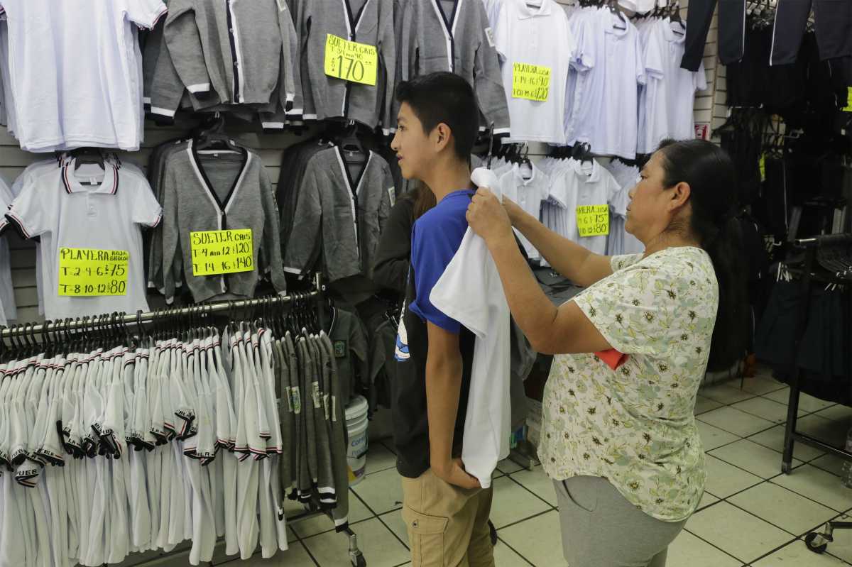 Gobierno de Puebla comprará 816 mil uniformes | la entrega tiene como plazo límite el 15 de diciembre | Foto: Agencia Enfoque