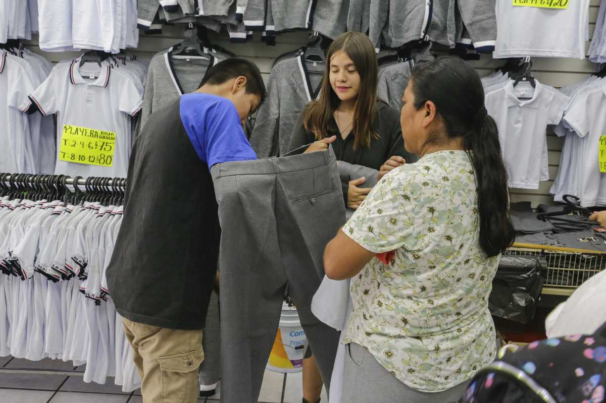Gobierno de Puebla comprará 816 mil uniformes | empresas deberán tener almacenes en la Zona Metropolitana | Foto: Agencia Enfoque