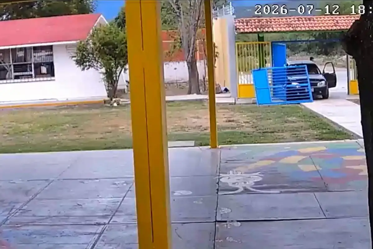 (VIDEO) Conductora tiró el portón de una escuela en Tehuacán