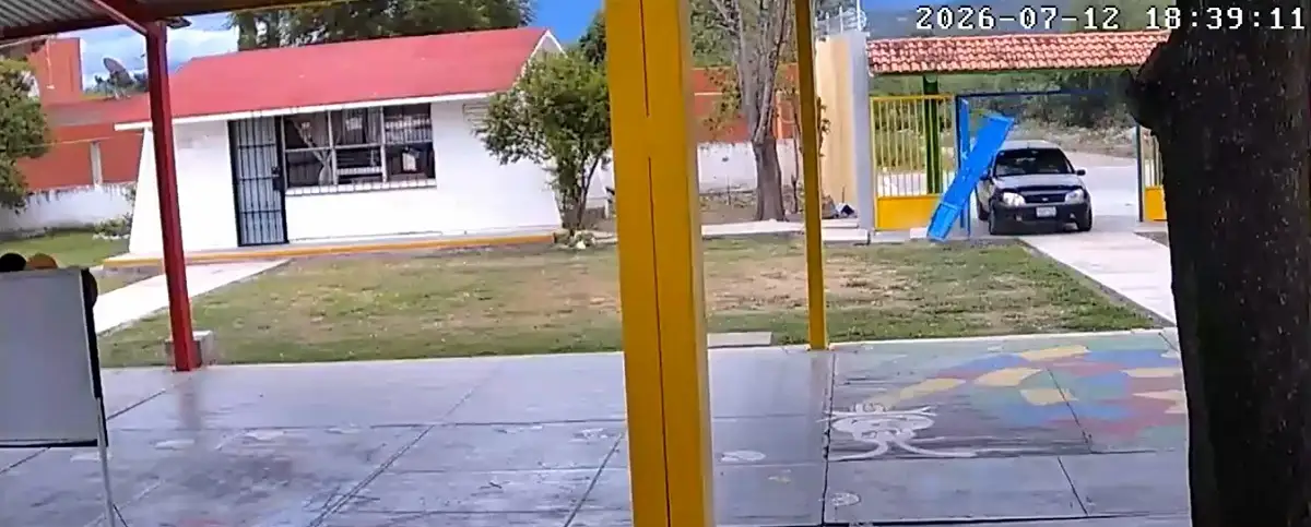 (VIDEO) Conductora tiró el portón de una escuela en Tehuacán