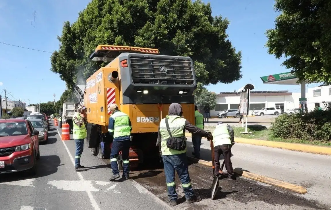 Arranca Pepe Chedraui rehabilitación vial del Bulevar Héroes del 5 de Mayo con el Tren Capitalino de Pavimentación