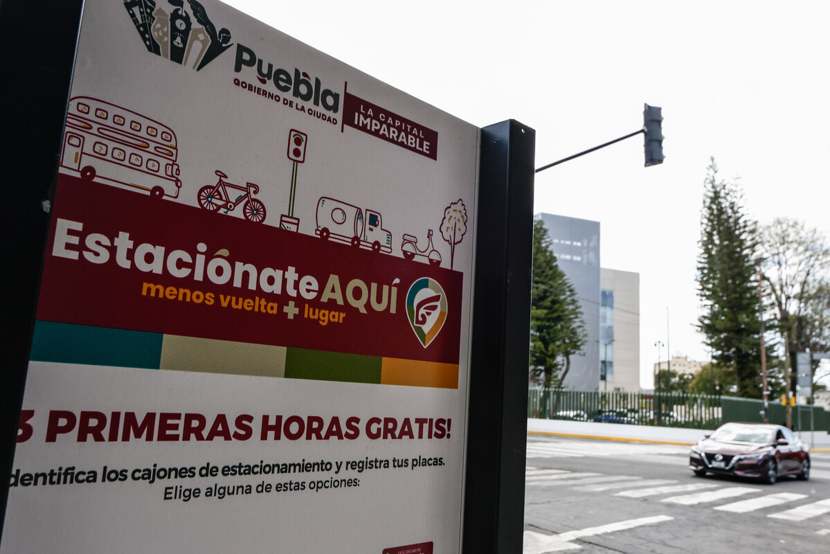 Parquímetros invadidos en Puebla: señalética del programa Estaciónate Aquí en la capital | Foto: Agencia Enfoque