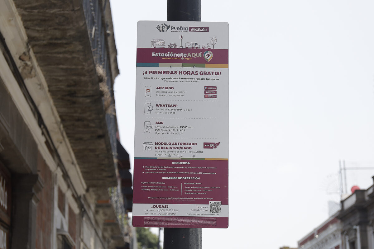 Parquímetros invadidos en Puebla: cajones de estacionamiento con casetas retiradas por la Dirección de Vía Pública | Foto: Agencia Enfoque