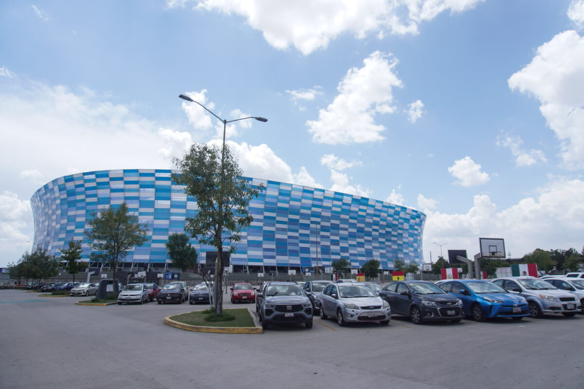 Estacionamiento exterior del Estadio Cuauhtémoc previo al Campeonato Sub-20 de Concacaf | Foto: Agencia Enfoque