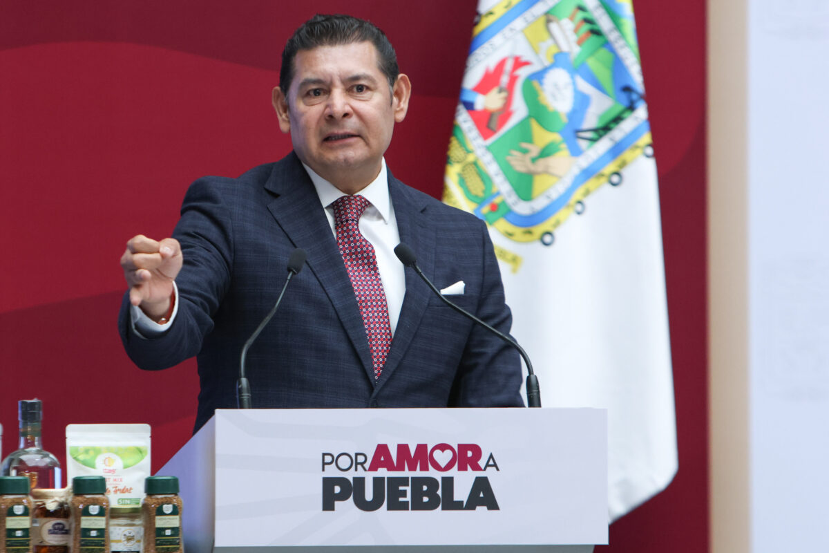 Alejandro Armenta Mier durante la presentación de la reforma que crea el consejo para vigilar adopciones en Puebla | Foto: Agencia Enfoque