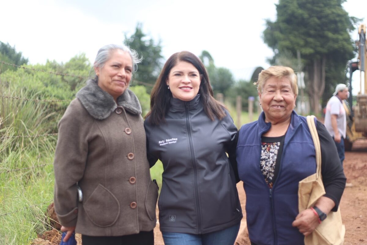 #TransformandoCaminos: Bety Sánchez inicia pavimentación de calle en Ayehualulco 