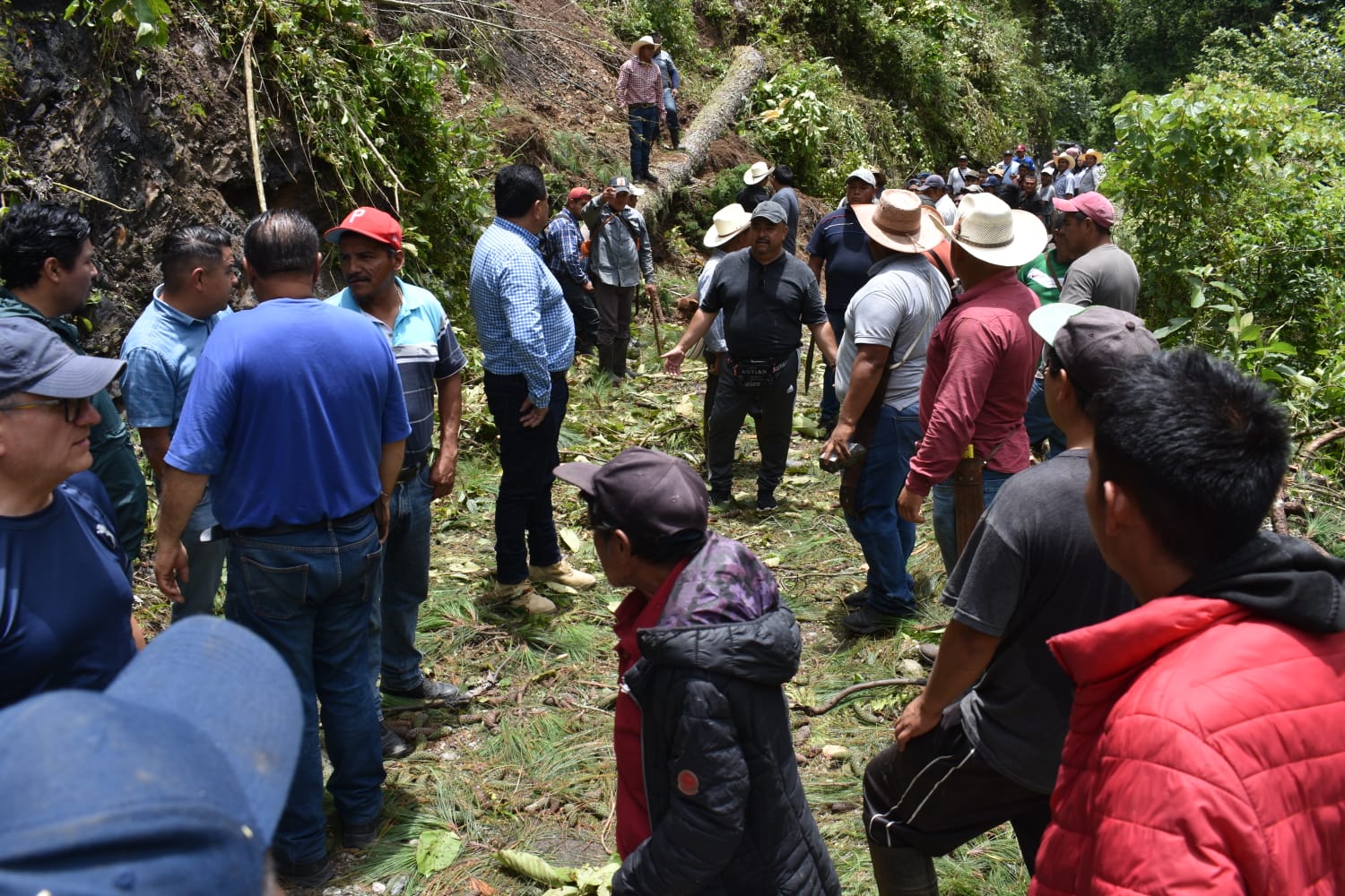 Habitantes de la región de Huauchinango en labores de mantenimiento preventivo | Foto: Congreso de Puebla