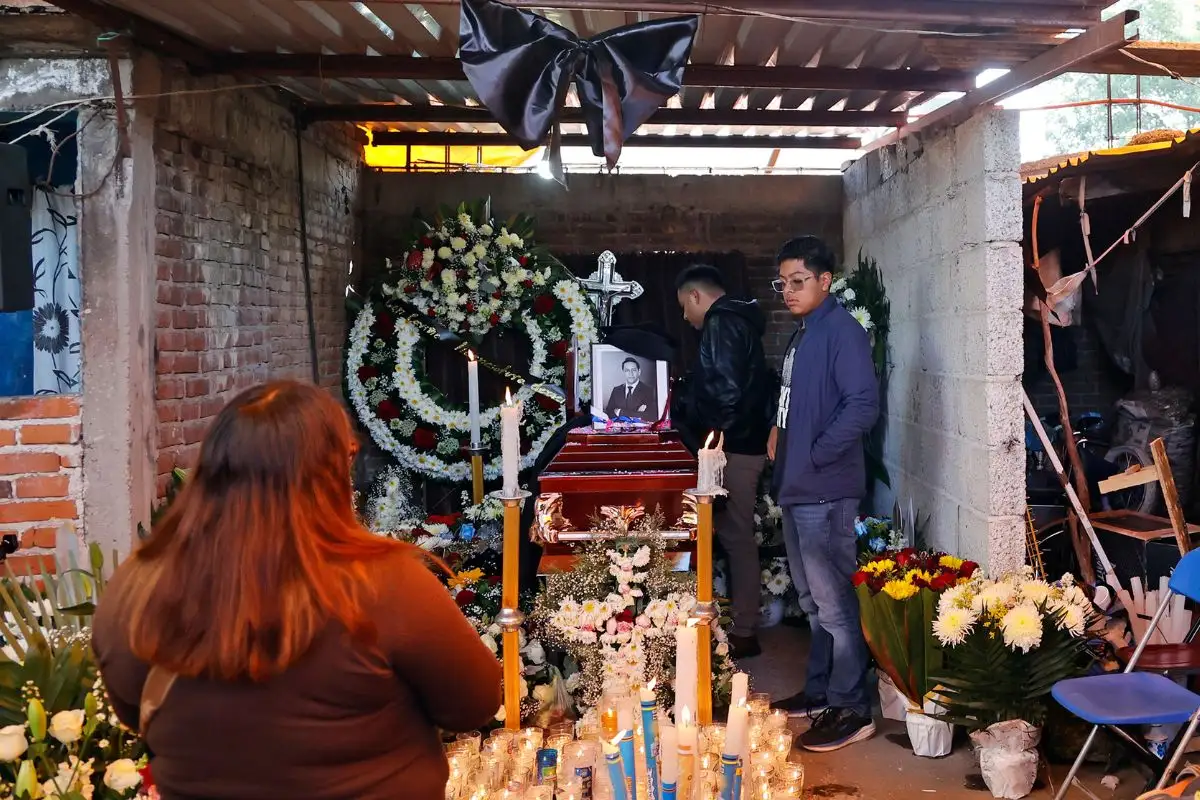 (VIDEO) Familiares le dan el último adiós al periodista Josué Martínez asesinado en Texmelucan 4 Familiares despiden al periodista Josué Martínez en Texmelucan
