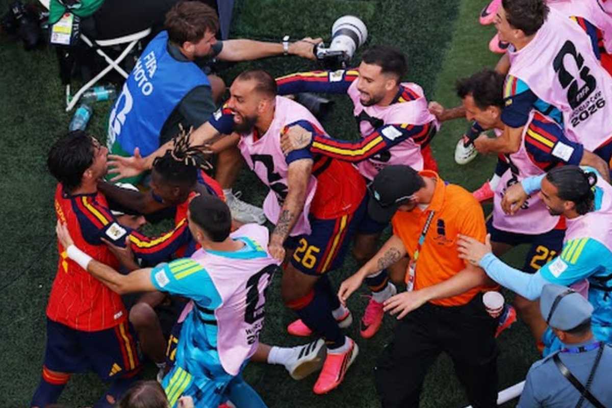 España vence 1-0 a Argentina con gol de Ferran Torres y es campeona del Mundial 2026 5 La Selección Española festeja el trofeo del Mundial 2026 | Foto: Google