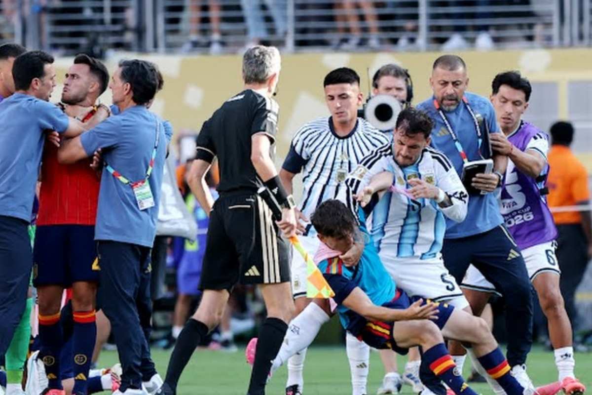 Argentinos se calentaron tras perder el Mundial y desatan encontronazo en la cancha 3 Pelea entre Argentina y España tras la final del Mundial 2026 | Foto: Cortesía