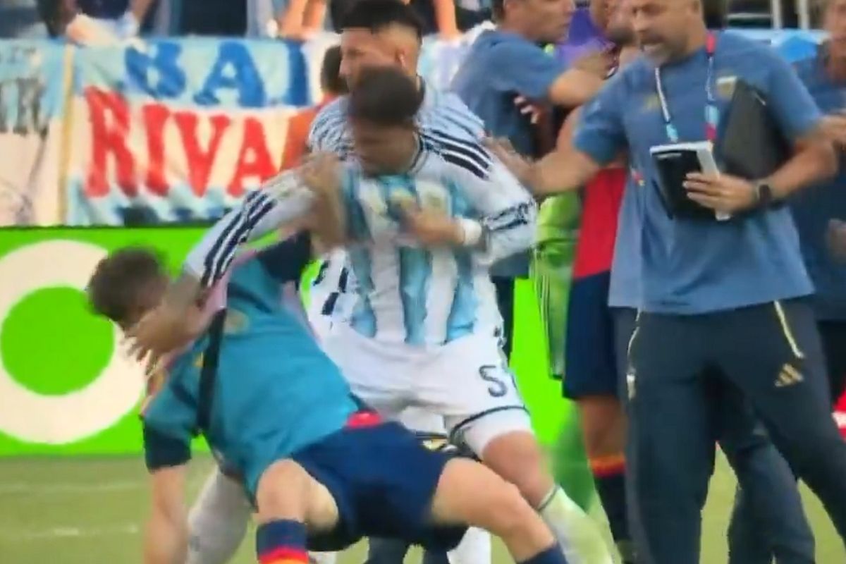 Argentinos se calentaron tras perder el Mundial y desatan encontronazo en la cancha 2 Jugadores se enfrentan en la pelea entre Argentina y España | Foto: Cortesía