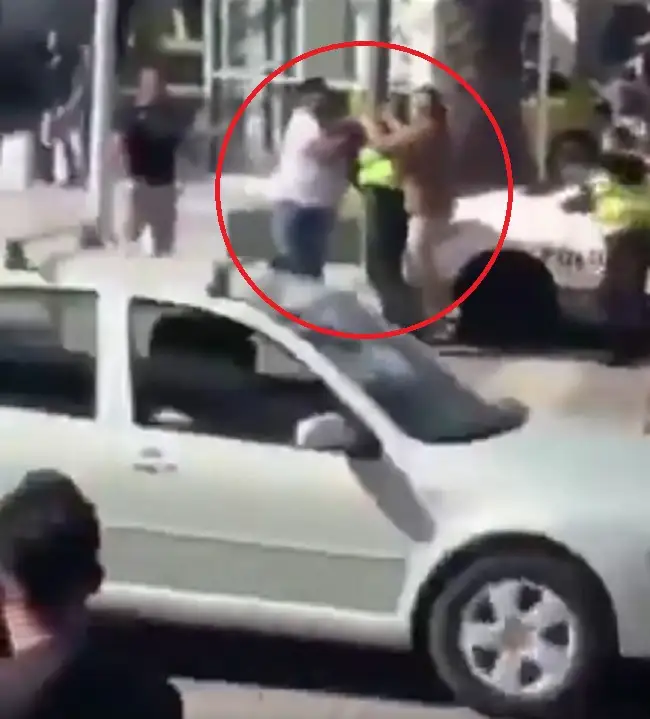 (VIDEO) Un conductor se le fue a los golpes a policía municipal en la Juárez 2 Conductor golpeó a un policía al intentar multarlo en la Juárez