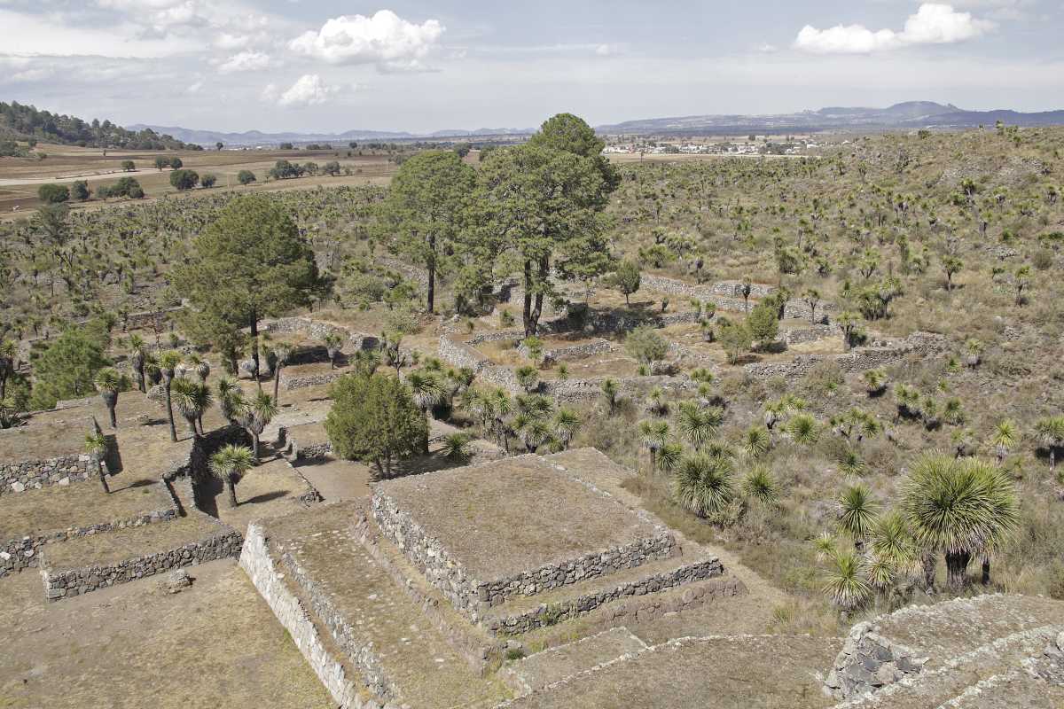 Estas son las zonas arqueológicas en Puebla que no puedes perderte en vacaciones 6 Basamento principal de la zona arqueológica de Cantona | Foto: Agencia Enfoque