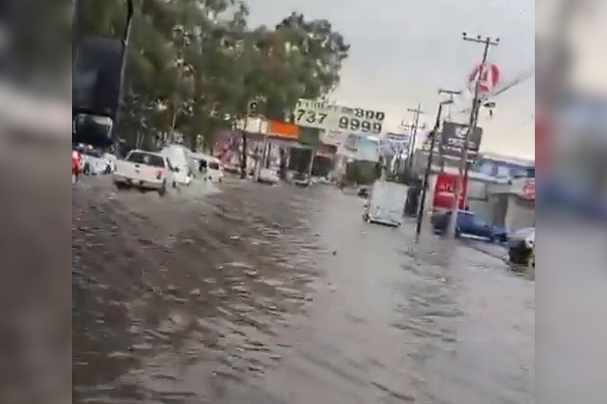 Inundaciones México-Puebla colapsan la circulación 2 Filas de autos varados por las inundaciones México-Puebla | Foto: Cortesía