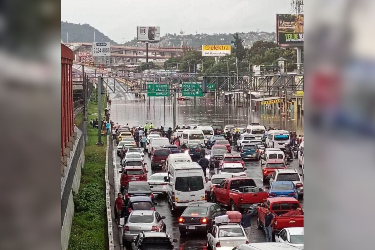 Inundaciones México-Puebla colapsan la circulación 3 Inundaciones México-Puebla bloquean la carretera a la altura de Los Reyes La Paz | Foto: Cortesía
