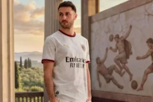 Santiago Giménez aparece con el Milan en medio de rumores