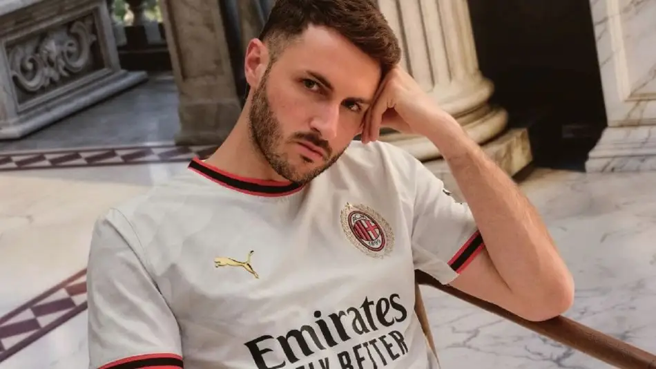 Santiago Giménez aparece con el Milan en medio de rumores